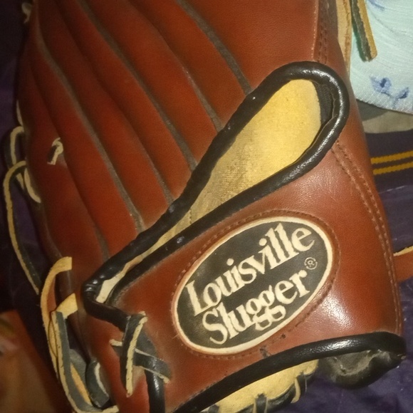 Louisville Slugger "The Softballer" Leather Gloves. Model #KHBG9. 13.5 Inch. - Picture 5 of 7